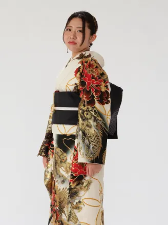 出雲・米子の成人振袖のレンタル・モノトーンに近いクールな色合いの振袖を着た女性の全身像。