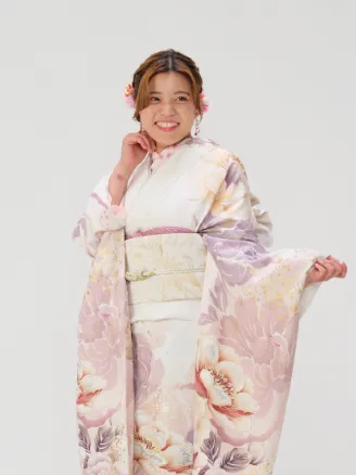 出雲・米子の成人振袖のレンタル・淡いピンクを基調とした古典柄の振袖を着て、優しく微笑む女性。