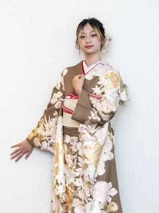 出雲・米子の成人振袖のレンタル・生成り（きなり）色をベースにしたモダンな古典柄の振袖を着た女性