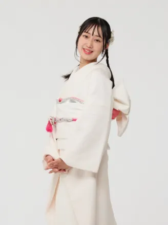 出雲・米子の成人振袖のレンタル・クリーム色に大きな花の柄が描かれた振袖を着て、花を持って微笑む女性。POPスタイル。