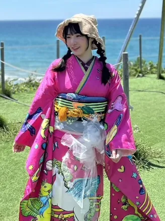 出雲・米子の成人振袖のレンタル・紫と黄緑の鮮やかな振袖を着て、屋外でポーズをとる女性。