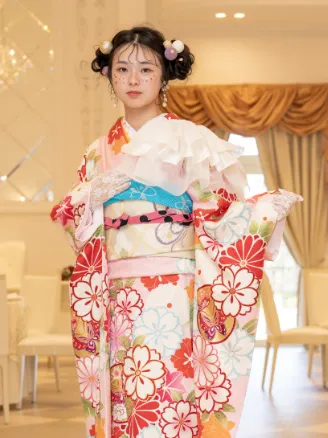 出雲・米子の成人振袖のレンタル・ピンクとオレンジを基調とした、現代的でポップな振袖を着た女性