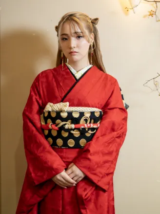 出雲・米子の成人振袖のレンタル・赤地にモダンなデザインの振袖を着て、振り返る女性。