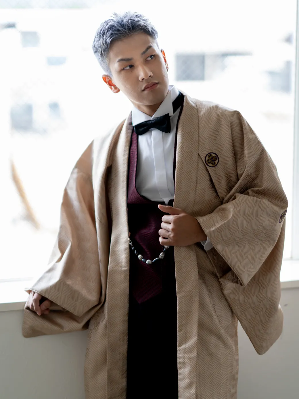 出雲・米子の成人振袖・成人袴のレンタル・ベージュの羽織を着て、和モダンな装いの男性。YAMATOスタイルの男性袴姿。