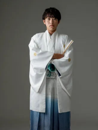 出雲・米子の成人袴のレンタル・白の紋付袴を着た男性の全身像。