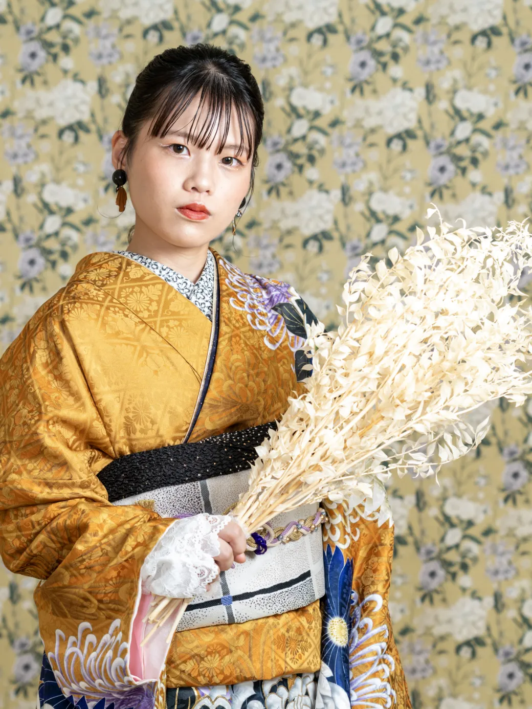 出雲・米子の成人振袖のレンタル・山吹色のアンティークな振袖を着て、ドライフラワーのブーケを持つ女性のポートレート。大正浪漫スタイル