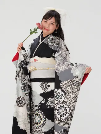 出雲・米子の成人振袖のレンタル・黒地にモダンな柄の振袖を着た、大正浪漫風の女性の全身像。