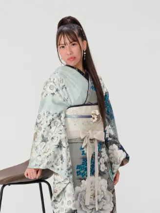 出雲・米子の成人振袖のレンタル・ブルーのレトロな柄の振袖を着て、椅子に座ってポーズをとる女性。