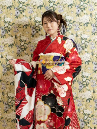 出雲・米子の成人振袖のレンタル・赤と黒のレトロな振袖を着て、横を向いて佇む女性。