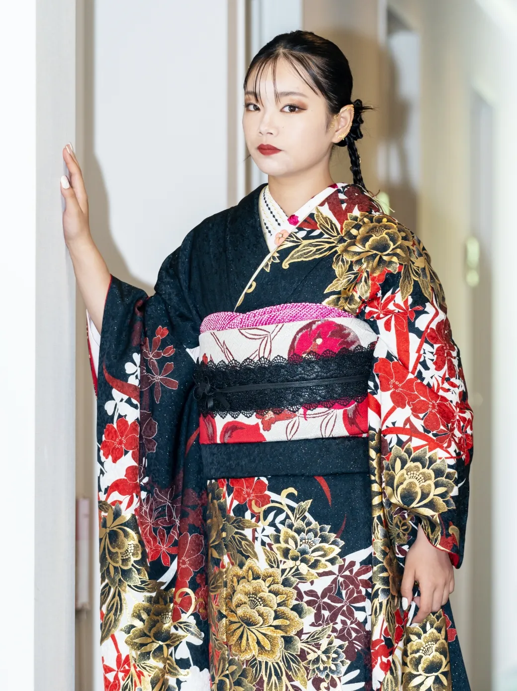 出雲・米子の成人振袖のレンタル・黒地に華やかな花柄が描かれた振袖を着て、シックなポーズをとる女性。COOLスタイル。