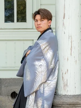 出雲・米子_成人袴のレンタル・グレーの羽織に淡い色の着物を合わせた男性