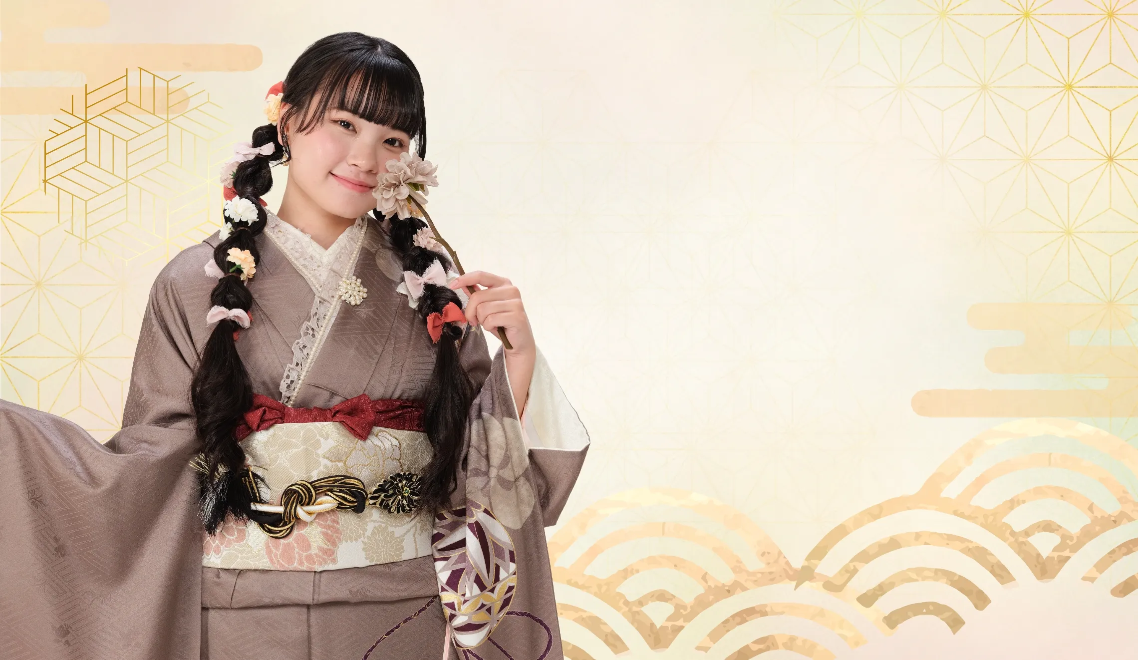 出雲・米子の成人振袖・成人袴のレンタル「一生に一度の特別な日 あなたらしい振袖を草谷で」というキャッチコピーが入った、落ち着いた茶色の振袖を着た女性のメインビジュアル。