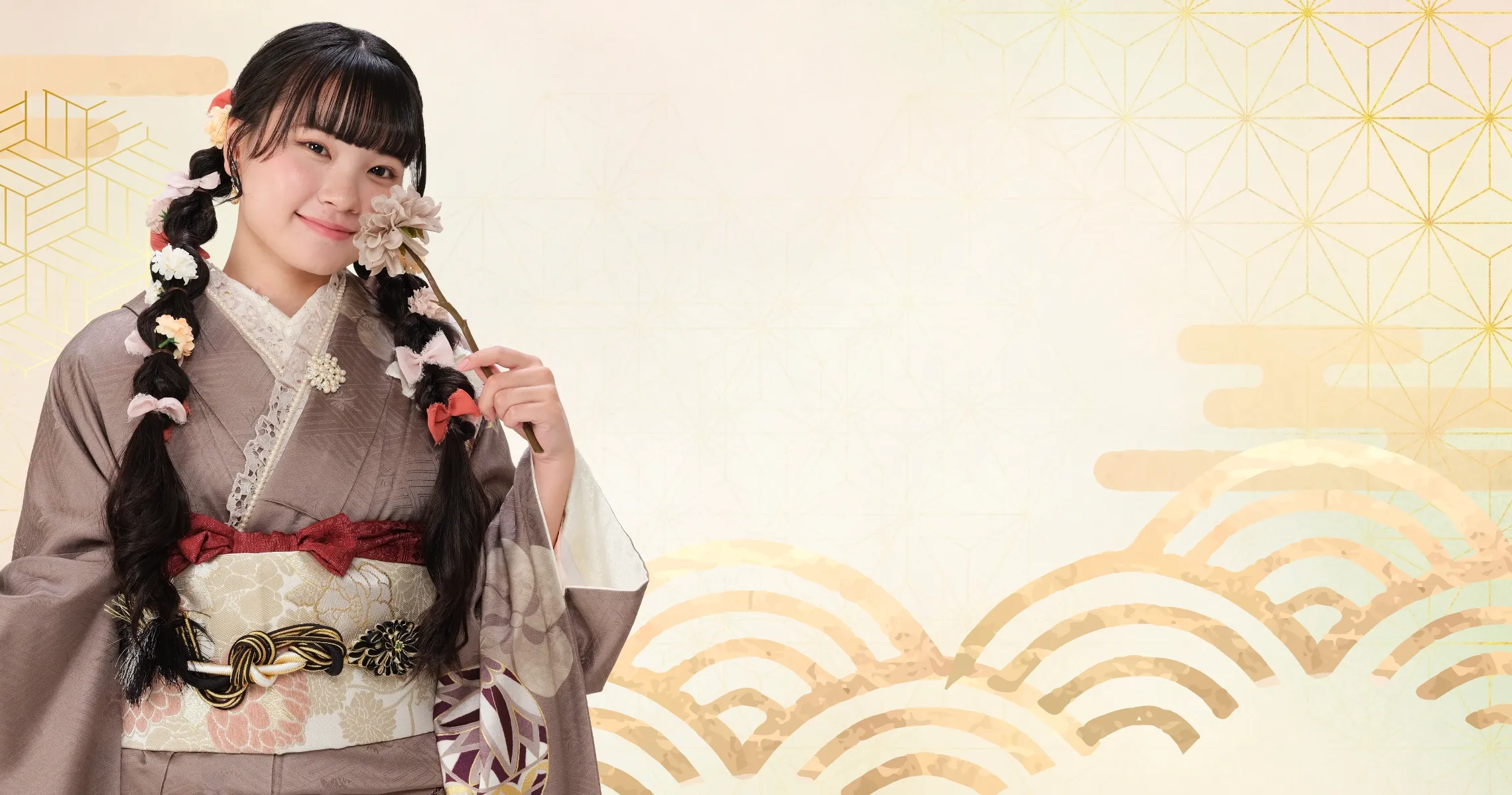 出雲・米子の成人振袖・成人袴のレンタル「一生に一度の特別な日 あなたらしい振袖を草谷で」というキャッチコピーが入った、落ち着いた茶色の振袖を着た女性のメインビジュアル。